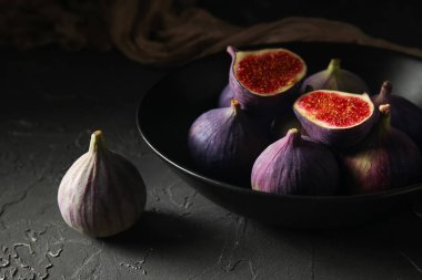 Siyah arka planda taze incir kabı, yakın plan.