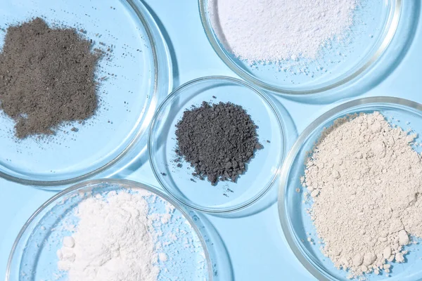 Mavi zemin üzerinde farklı tozlar bulunan petri kabı