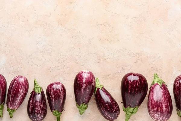 Bej arka planda taze taze patlıcanlar