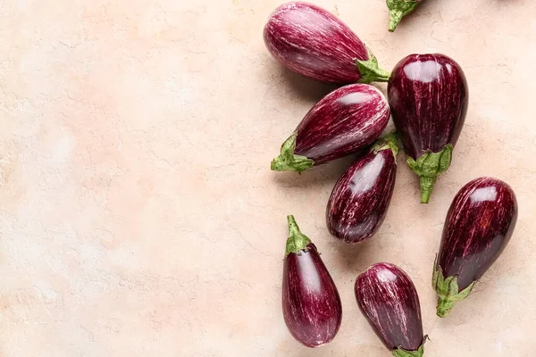 Bej arka planda taze taze patlıcanlar