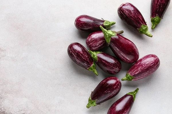 beyaz zemin üzerinde olgunlaşmış taze patlıcan