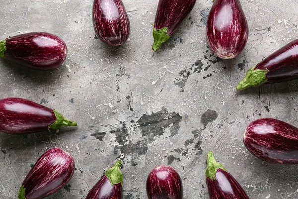 Gri arka planda taze olgun patlıcanlardan yapılmış çerçeve