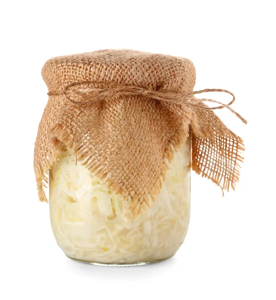 Beyaz arka planda lezzetli lahana turşulu kavanoz.