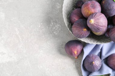 Gri arkaplanda taze incir kabı, yakın plan.