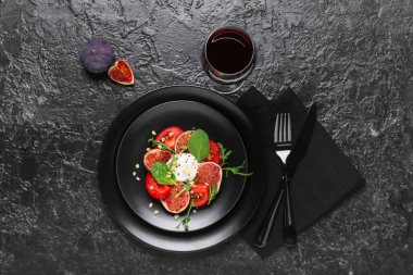 Siyah arkaplanda lezzetli incir salatası