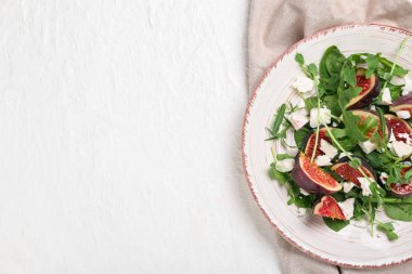 Beyaz grunge arka planda lezzetli incir salatası