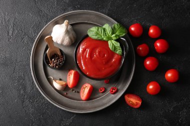 Fesleğen yapraklı, sarımsaklı ve biberli bir kase lezzetli domates sosu.