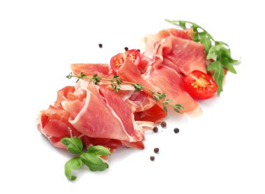 Lezzetli prosciutto dilimleri kekik, roka, biber ve beyaz arka planda vişneli domates.