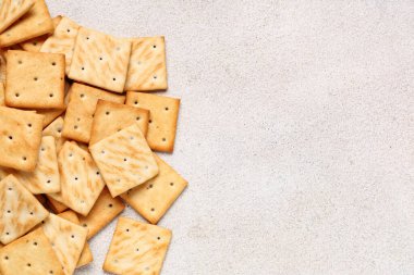 Bej renginde kraker yığını, yakın plan.