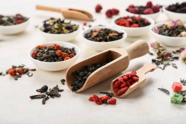 Hafif arkaplanda farklı meyve çayı