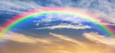 Gün batımında bulutlu güzel gökyüzü manzarası