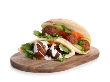 Beyaz arka planda falafel ile nefis pitas ahşap tahta.