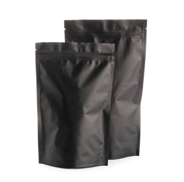 Beyaz arka planda siyah kahve poşetleri.