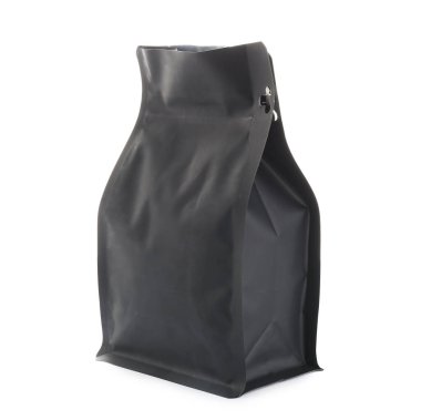 Beyaz arka planda siyah kahve torbası.