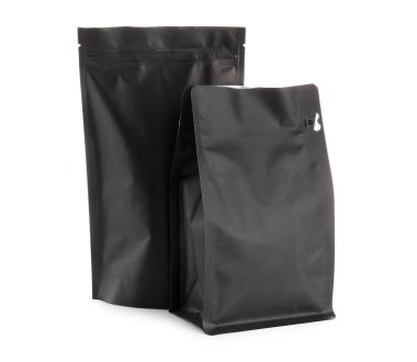 Beyaz arka planda siyah kahve poşetleri.