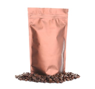 Kahverengi çanta, beyaz arka planda kahve çekirdekleri.