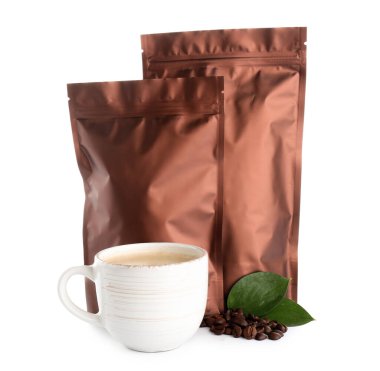 Kahverengi torbalar ve beyaz arka planda bir fincan sıcak kahve.