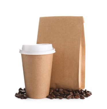 Fasulyeli kağıt torba ve beyaz arka planda bir fincan sıcak kahve.
