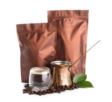 Kahverengi kahve poşetleri, kahve ve beyaz arka planda bir bardak sıcak kahve.