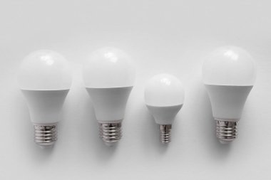 Gri arkaplanda modern ampuller