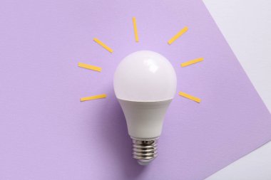 Renkli arka planda modern ampul. Fikir kavramı