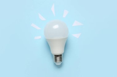 Mavi arka planda modern ampul. Fikir kavramı