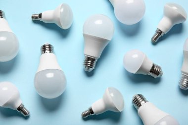 Mavi arkaplanda birçok modern ampul