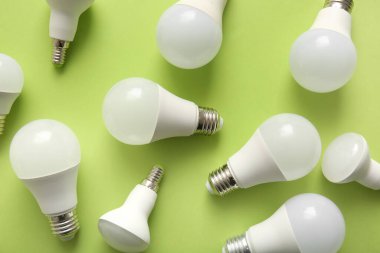 Yeşil arkaplanda birçok modern ampul