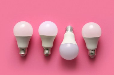 Pembe arka planda modern ampuller