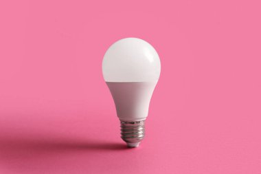 Pembe arka planda modern ampul