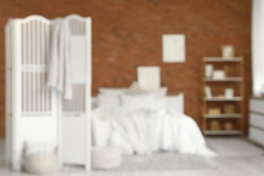 Beyaz perdeli, yumuşak yataklı, bulanık manzaralı modern yatak odası.