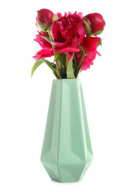 Beyaz arka plan üzerinde güzel Şakayık çiçekli vazo