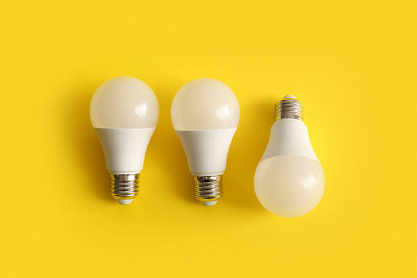 Современные лампочки на желтом фоне