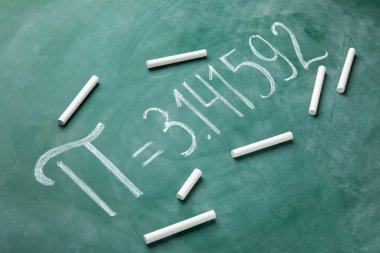 Yeşil tahtada Pi ve tebeşir numarası