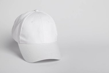 Gri arkaplanda boş beyaz başlık