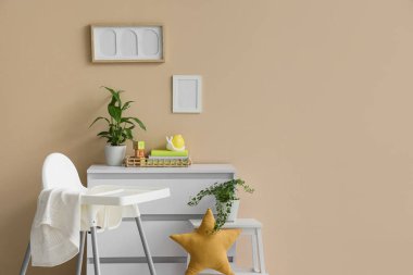 Bebek sandalyeli, tuvaletli ve boş çerçeveli odanın içi