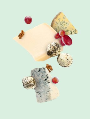 Beyaz arkaplanda lezzetli bir peynir parçası