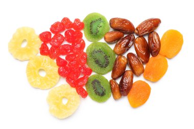 Beyaz arka planda farklı şekerli meyveler