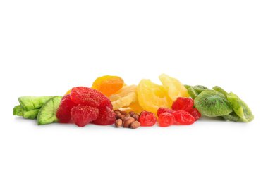 Beyaz arka planda farklı meyveler ve fıstıklar.