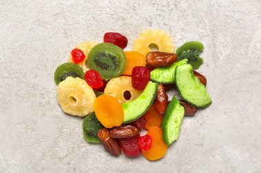 Gri arka planda bir yığın farklı şekerli meyve