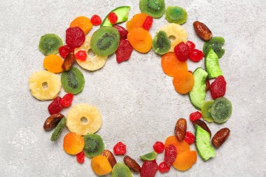 Gri arkaplanda farklı meyvelerden yapılmış çerçeve