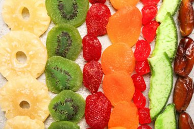 Gri arka planda farklı şekerli meyveler