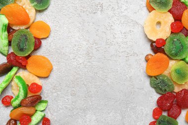 Gri arka planda farklı şekerli meyveler