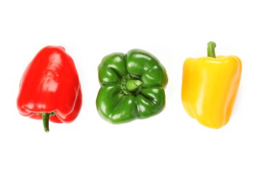 beyaz zemin üzerine taze renkli biber