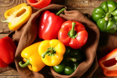 Ahşap arka planda taze renkli dolmalık biber.