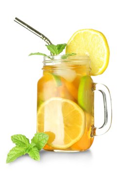 Beyaz arka planda limon ve nane yapraklı bir kavanoz meyve çayı.