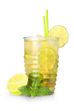 Beyaz zemin üzerinde limon dilimleri ve nane yaprakları olan bir bardak soğuk çay.