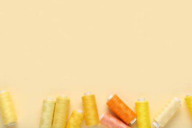 Bej arkaplanda iplik makaraları