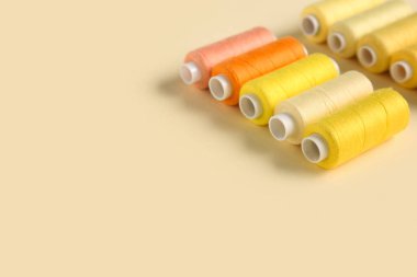 Bej arkaplanda iplik makaraları