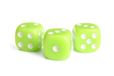 Beyaz arkaplanda yeşil oyun zarları